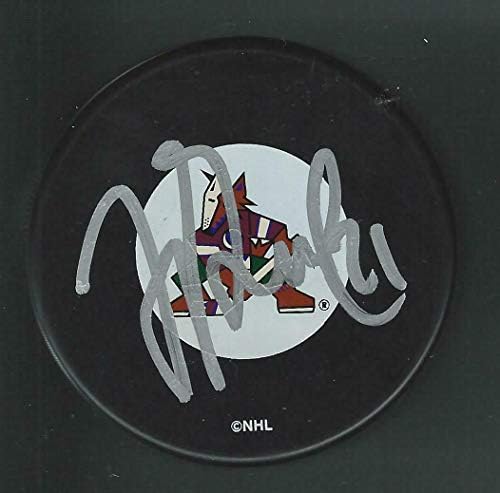 Юрки Лумме подписа шайбата Финикс Койотс - за Миене на НХЛ с автограф