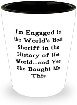 Подаръци за нов Годеник, аз съм сгодена за най-добрият в света шериф в историята на света. и да, тя е Хубава чаша на Ден на Свети Валентин