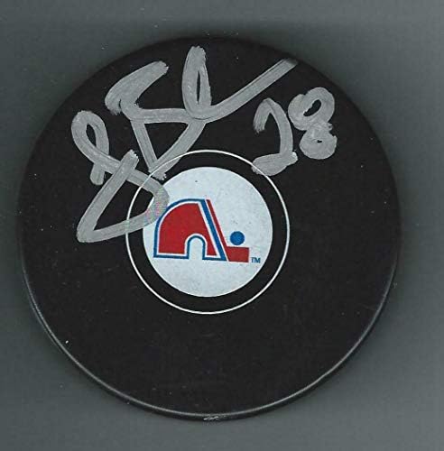 Джейми Бейкър подписа шайбата Квебек Nordiques - за Миене на НХЛ с автограф